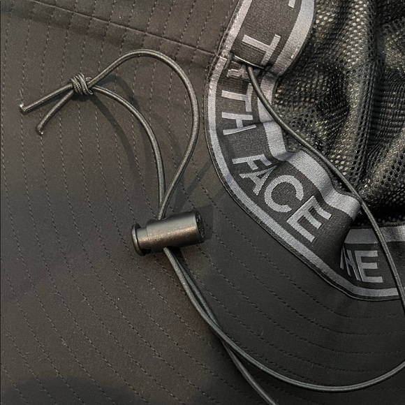The North Face Black Sun Hat - Picture 5 of 5
